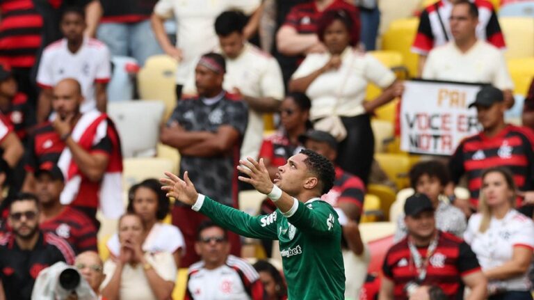 Vitor Roque é destacado por sua atuação no Brasil