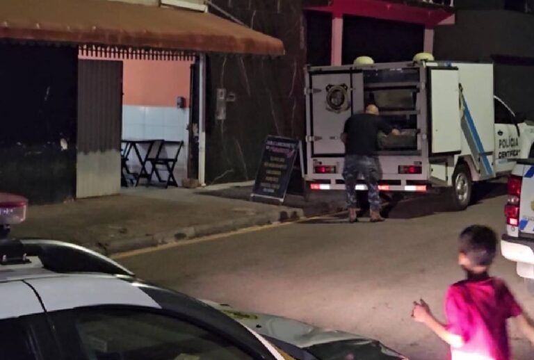 Homem é assassinado ao lado da esposa em bar na Grande Curitiba