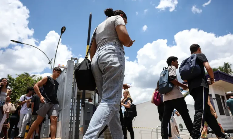 Candidatos do Enem chegam cedo em Brasília sob sol forte e ansiedade