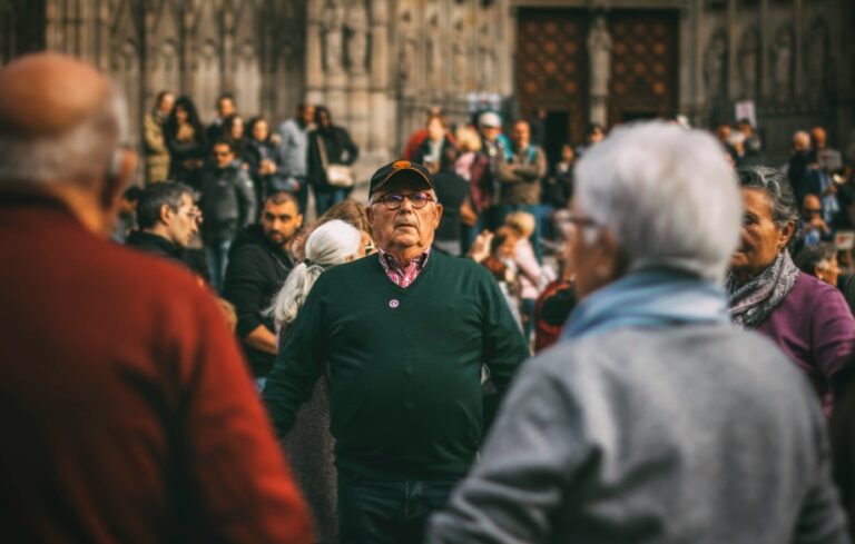 Impactos do envelhecimento e benefícios sociais na força de trabalho