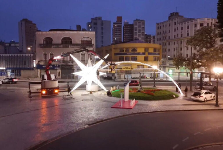 Estrela de Belém ilumina Praça Tiradentes em Curitiba