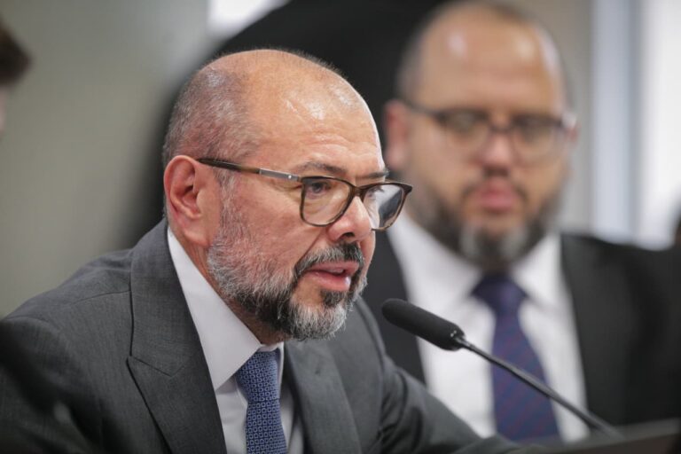 Ex-ministro da Previdência usará tornozeleira após operação da PF