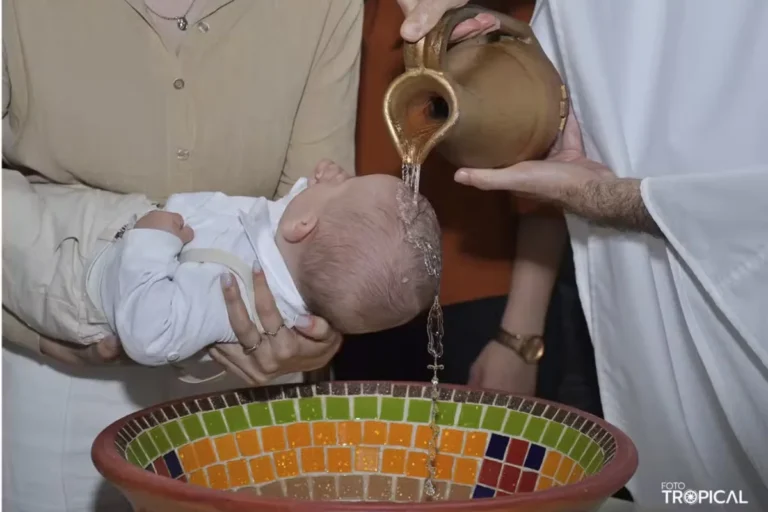 Batismo em SC gera imagem impressionante de terço na água