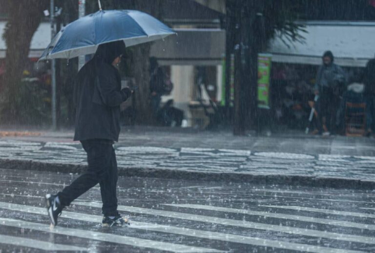 Frente fria traz de volta a chuva ao Paraná