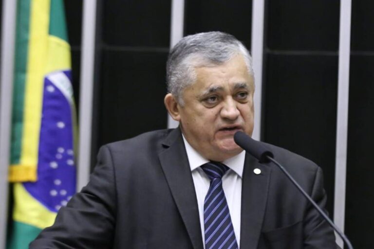 Prisão de Bolsonaro: líder de Lula destaca cautela e foco no Orçamento