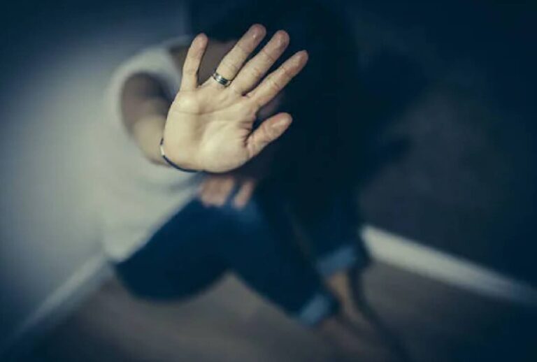 Jovem resgatada após três dias em cárcere privado em Curitiba