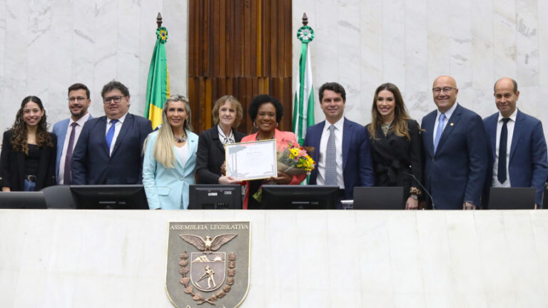 Luciana Rafagnin entrega homenagem à jornalista Dulcineia Novaes
