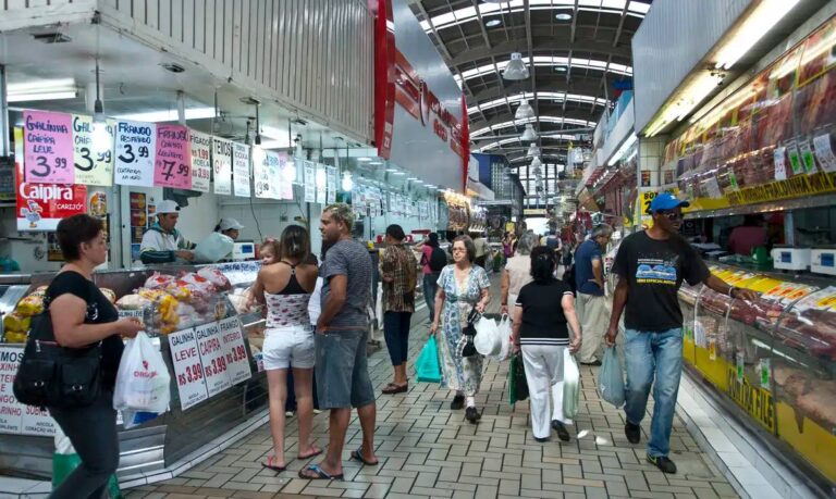 Avaliação da economia brasileira ainda negativa, mas com sinais de melhora