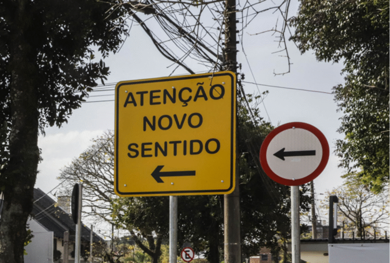 Mudança de sentido na Rua do Sítio Cercado em Curitiba