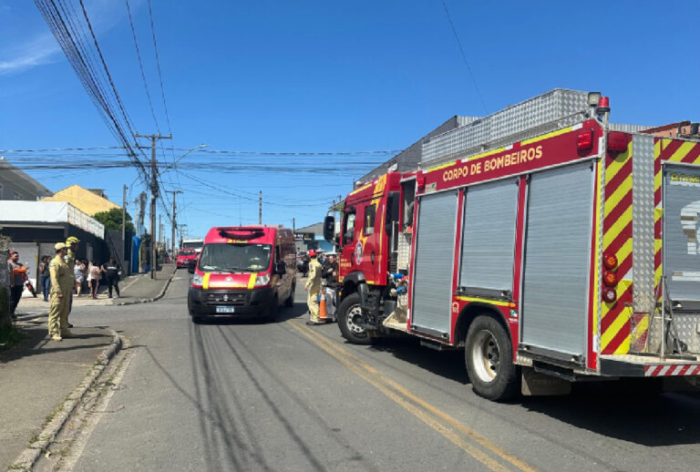 Acidente grave entre moto e caminhão em Colombo