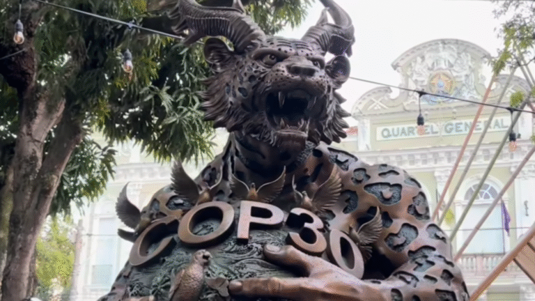Estátua enigmática da China é recebida pelo Brasil na COP30