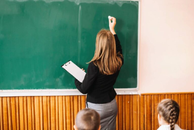 Professora é indiciada por agredir alunos em CMEI