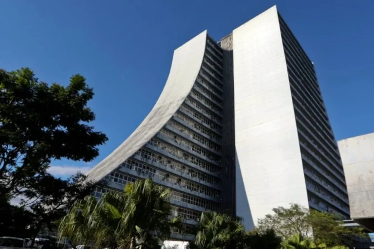 Skatista Mineirinho fará manobra em prédio no RS