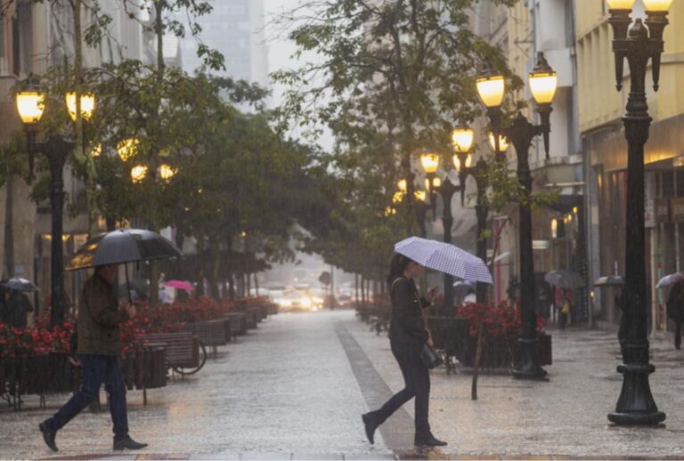 Mudanças no clima: frente fria traz chuvas para Curitiba