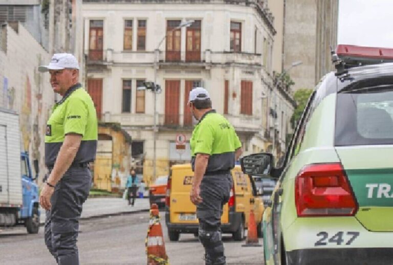 Bloqueio em rua movimentada no centro de Curitiba
