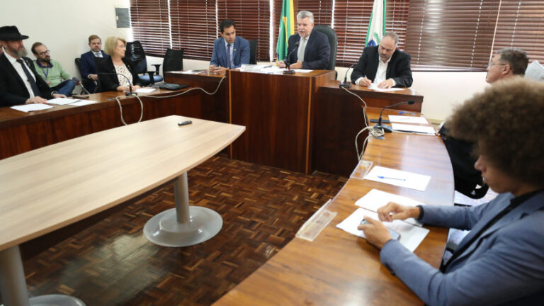 Decisão sobre processos de quebra de decoro é adiada