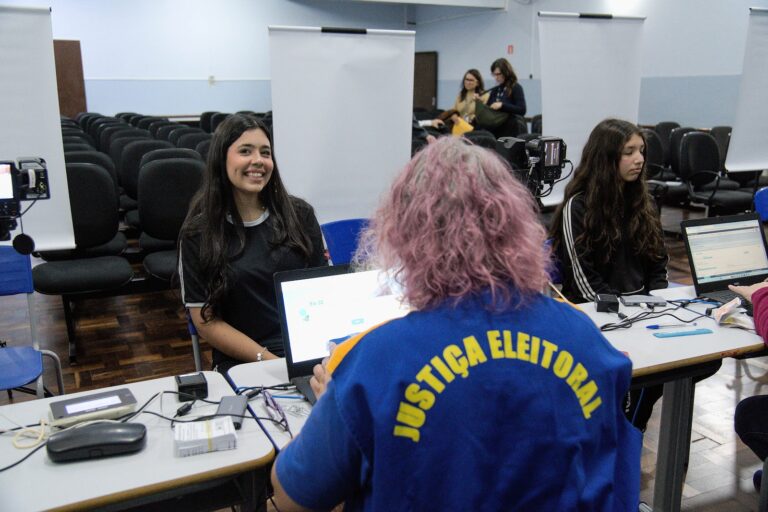 Escolas estaduais promovem a Semana do Voto Jovem para emissão de Título de Eleitor