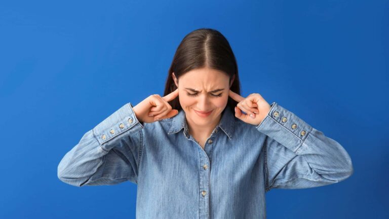 O que causa o zumbido no ouvido?