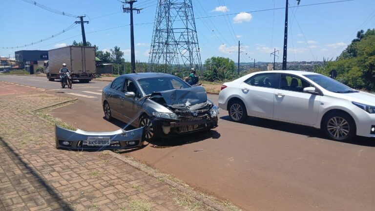 Colisão entre Honda Civic e S10 provoca danos na Avenida Piquiri