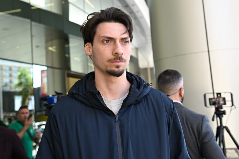 Visita de Jair Renan a Bolsonaro destaca situação do ex-presidente na prisão