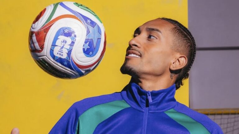 Raphinha responde à exclusão do time ideal da FifPro