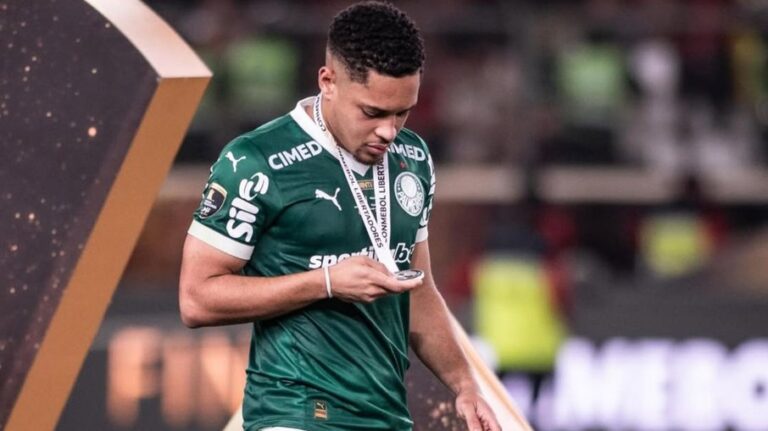 Vitor Roque lamenta vice-campeonato da Libertadores após derrota dolorosa