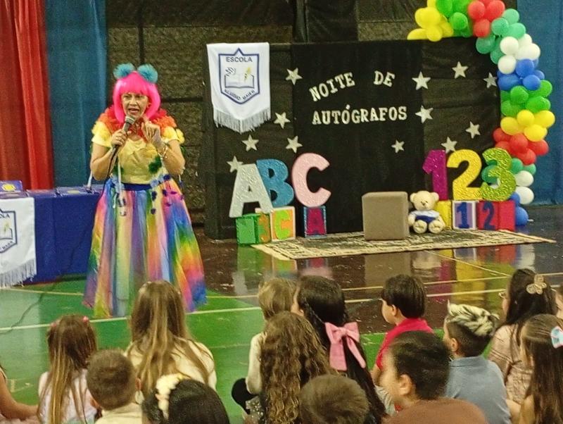 Laranjeiras do Sul: Alunos da Escola Aluísio Maier Brilham em Noite de Autógrafos Memorável