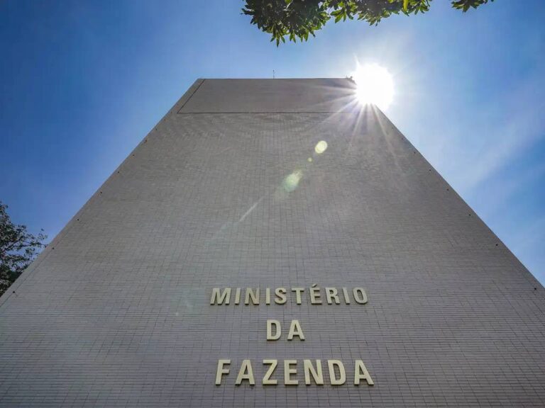 Fazenda revisa projeções de PIB e inflação para 2025
