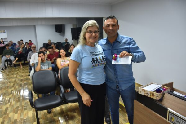 Vereador Mario dos Alexandre com Sandra Gnoatto, representante da Associação Colibri (Foto: Ascom/CMLS)