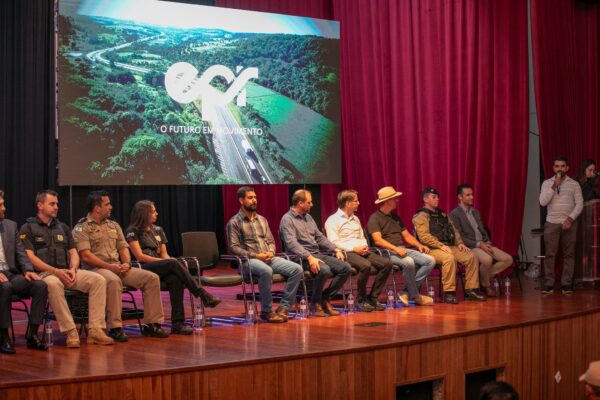Autoridades de Laranjeiras e da região durante o encontro no Cine Teatro Iguassu (Foto: Ascom/PMLDS)
