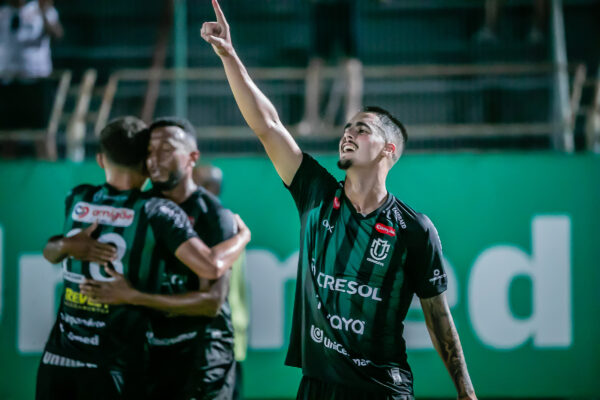 Com um a menos e virada épica, Maringá ascende na Série C