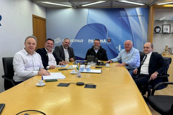 Deputado Artagão Junior acompanhou o prefeito João Konjunski e vice Ponciano Abreu em reunião na Sanepar (Foto: Divulgação)