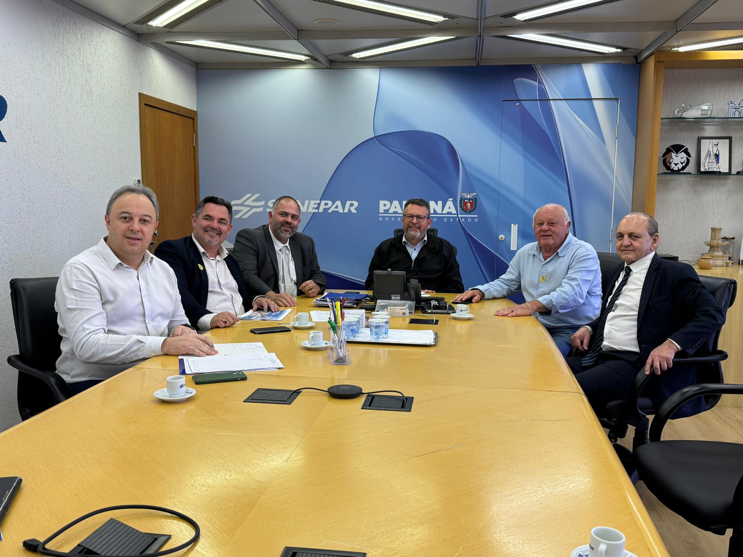 Deputado Artagão Junior acompanhou o prefeito João Konjunski e vice Ponciano Abreu em reunião na Sanepar (Foto: Divulgação)