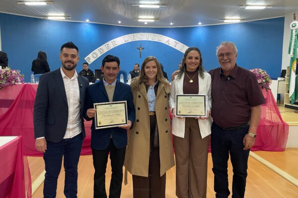 Rio Bonito do Iguaçu empossa Elenice Oliveira como Procuradora da Mulher Vereadora Elenice Silmara de Oliveira recebe o diploma de procuradora da Mulher (Foto: CMRBI)