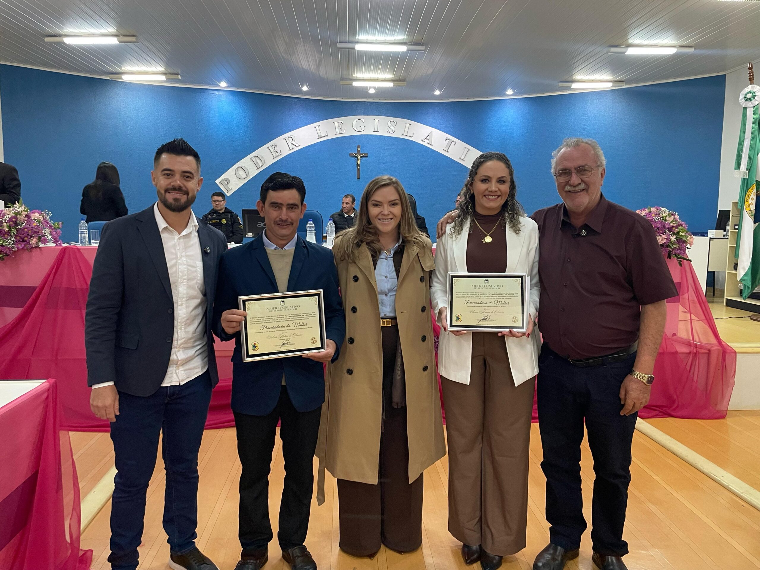 Vereadora Elenice Silmara de Oliveira recebe o diploma de procuradora da Mulher (Foto: CMRBI)