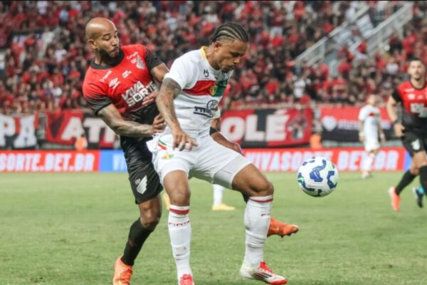 Athletico empata com Brusque e torcida pede cabeça de Barbieri Athetico enfrentou o Brusque na Arena Joinville (Foto: Um Dois Esportes)