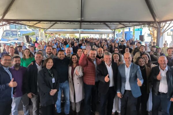 Beto Preto e demais autoridades durante assinatura de ordem de serviço (AEN/PR)