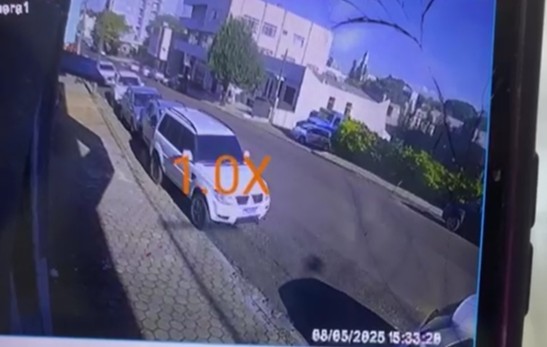 Veículo colide com outros carros estacionaods (Reprodução)