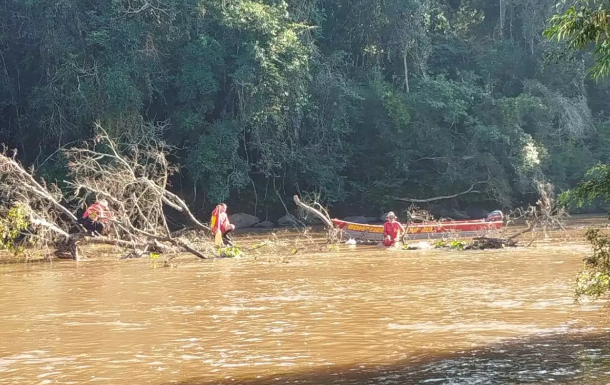 Corpo estava desaparecido desde sábado (24) no Rio Amambai, em Mato Grosso do Sul (Foto: A Gazeta News)