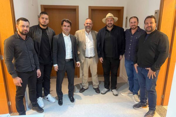 Deputado Geraldo Mendes, junto de Alexandre Curi, Artagão e do prefeito Jaison Mendes, anunciam R$ 10 milhões em recursos para Laranjeiras do Sul Comitiva laranjeirense juntamente com o o presidente da Alep, Alexandre Curi, deputado estadual Artagão Junior , deputado federal Geraldo Mendes, que se encontraram com o secretário Guto Silva (Foto: Divulgação)