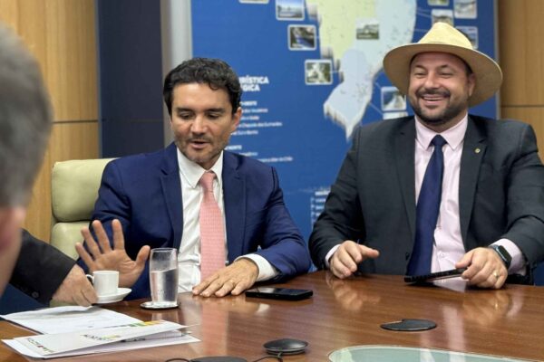 Ministro do Turismo Celso Sabino e o deputado federal Geraldo Mendes durante encontro com prefeitos paranaenses em Brasília (Foto: Ascom/GM)