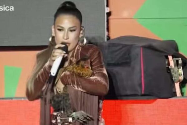 Simone Mendes ganha galinha de fã enquanto cantava em show