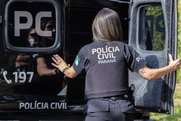 PCPR e PCSC prendem mulher foragida por tráfico de drogas em Campina Grande do Sul
