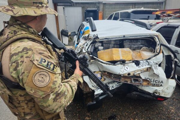VÍDEO: Falsa viatura da Polícia Científica é flagrada com mais de 760 kg de maconha na BR-277