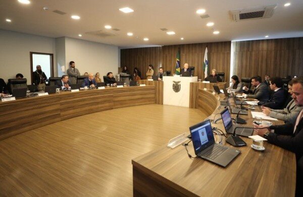 CCJ aprova proposta que reajuste salários dos professores do Paraná