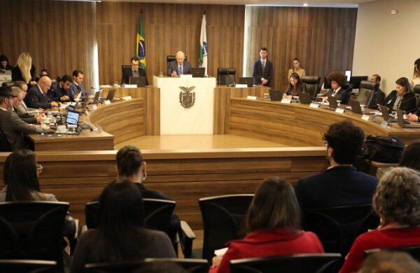 Salário de professor no Paraná poderá chegar a R$ 14 mil