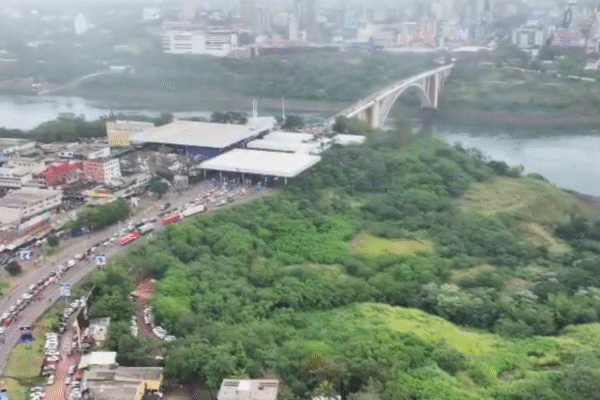 Intenso fluxo de veículos é registrado na Ponte da Amizade em Foz do Iguaçu nesta sexta-feira (20)