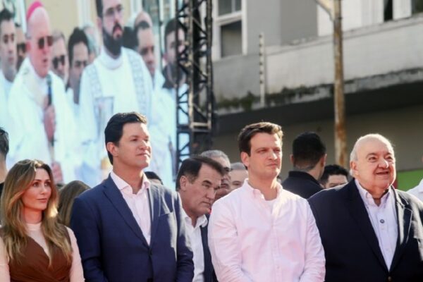 Rafael Greca perdeu a caneta e virou zumbi político