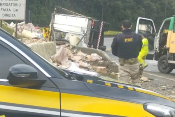 Motorista de caminhão morre após tombamento na BR-376, na RMC