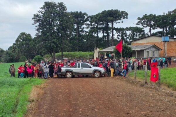 Ocupação está sendo monitorada por forças da Polícia Militar (Foto: Quedas em Foco)